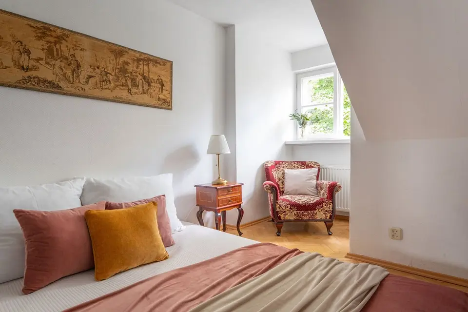 Są w Warszawie miejsca, w których historia wciąż żyje własnym rytmem. – Warszawa